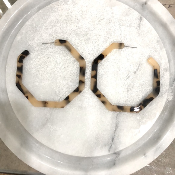 5/$25 Tortoise Hexagon Earrings - Picture 1 of 1